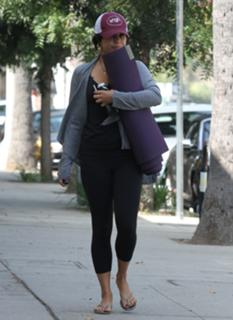 Vanessa Hudgens feet photo thumbnail