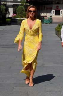 Amanda Holden feet photo thumbnail