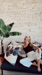 Ilary Blasi feet photo thumbnail