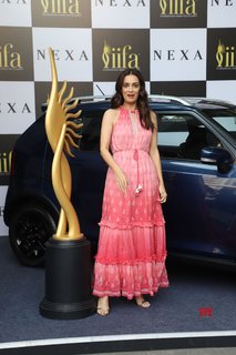 Dia Mirza feet photo thumbnail