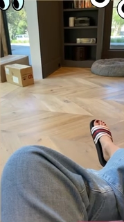 Kaley Cuoco feet photo thumbnail