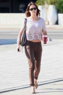 Emily Blunt feet photo thumbnail