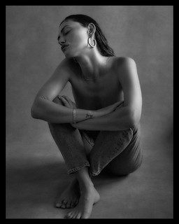 Phoebe Tonkin feet photo thumbnail