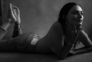 Phoebe Tonkin feet photo thumbnail