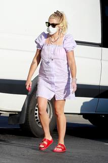 Busy Philipps feet photo thumbnail