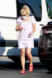 Busy Philipps feet photo thumbnail