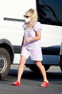 Busy Philipps feet photo thumbnail