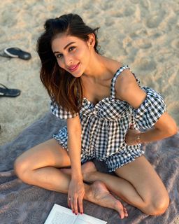 Mouni Roy feet photo thumbnail