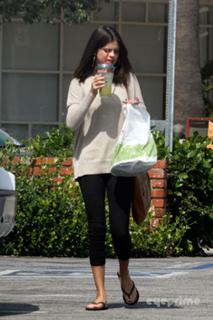 Selena Gomez feet photo thumbnail