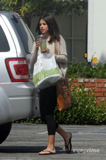 Selena Gomez feet photo thumbnail