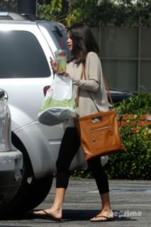 Selena Gomez feet photo thumbnail