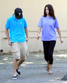 Selena Gomez feet photo thumbnail