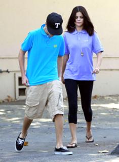 Selena Gomez feet photo thumbnail