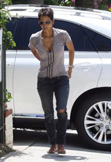Halle Berry feet photo thumbnail