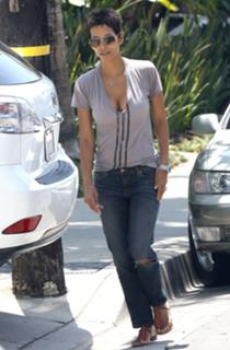 Halle Berry feet photo thumbnail
