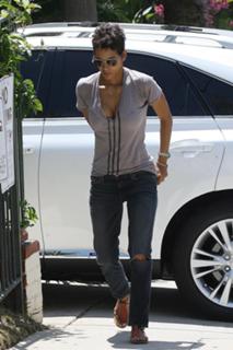 Halle Berry feet photo thumbnail