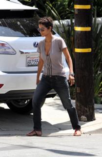 Halle Berry feet photo thumbnail