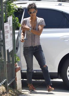 Halle Berry feet photo thumbnail