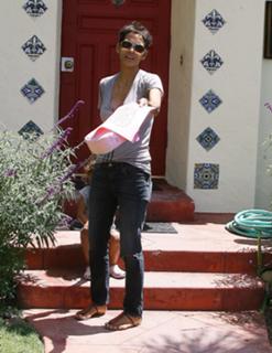 Halle Berry feet photo thumbnail