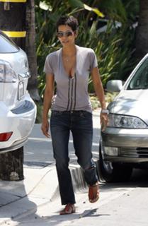 Halle Berry feet photo thumbnail