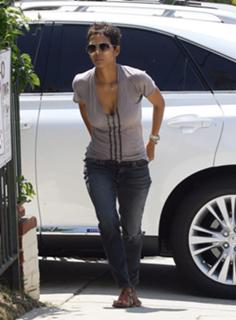 Halle Berry feet photo thumbnail