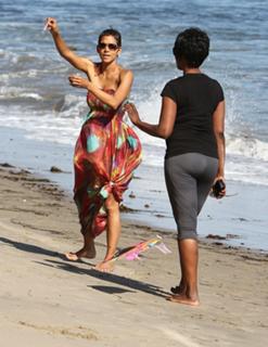 Halle Berry feet photo thumbnail