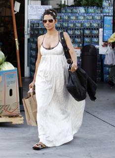 Halle Berry feet photo thumbnail