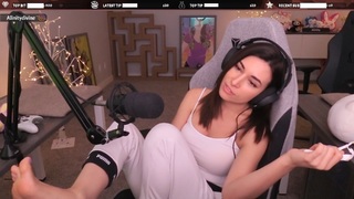 Natalia Mogollon feet photo thumbnail