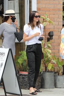 Ana de Armas feet photo thumbnail
