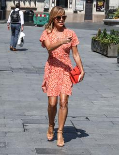 Amanda Holden feet photo thumbnail