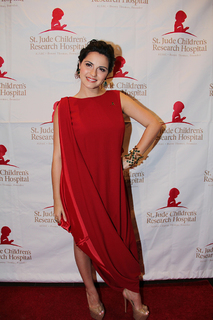Maite Perroni feet photo thumbnail