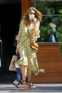 Cindy Crawford feet photo thumbnail