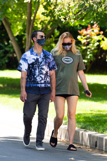 Sophie Turner feet photo thumbnail