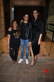 Deepika Padukone feet photo thumbnail
