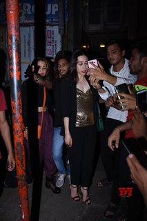 Karisma Kapoor feet photo thumbnail