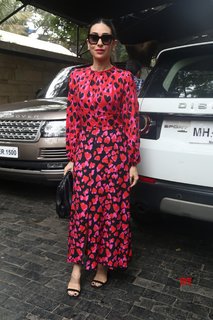 Karisma Kapoor feet photo thumbnail