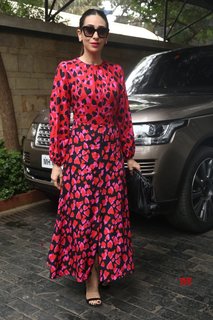 Karisma Kapoor feet photo thumbnail