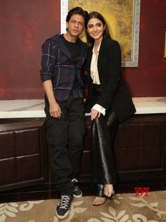 Anushka Sharma feet photo thumbnail