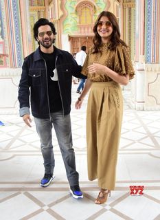 Anushka Sharma feet photo thumbnail