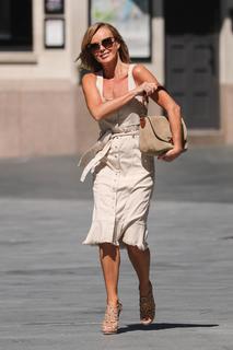 Amanda Holden feet photo thumbnail