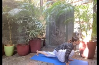 Raveena Tandon feet photo thumbnail