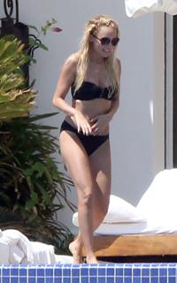 Nicole Richie feet photo thumbnail