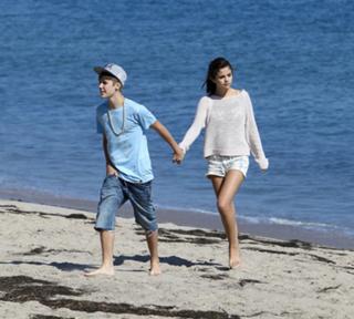 Selena Gomez feet photo thumbnail