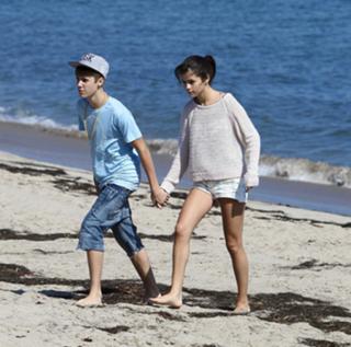 Selena Gomez feet photo thumbnail