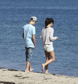 Selena Gomez feet photo thumbnail