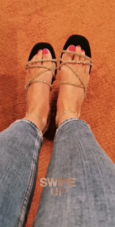Cristina Ferreira feet photo thumbnail