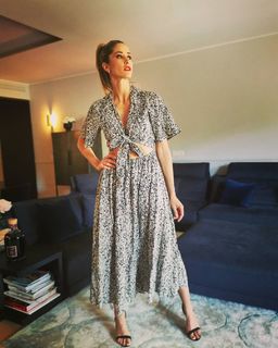 Elena Santarelli feet photo thumbnail
