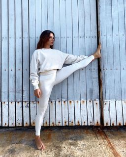 Isis Valverde feet photo thumbnail