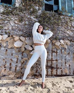 Isis Valverde feet photo thumbnail