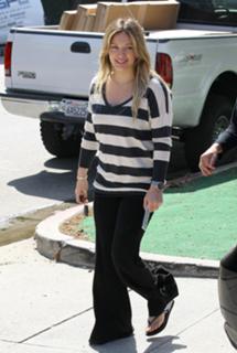 Hilary Duff feet photo thumbnail